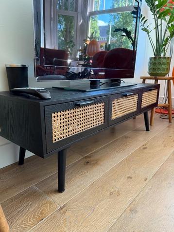 TV-meubel or dressor or shelf beschikbaar voor biedingen
