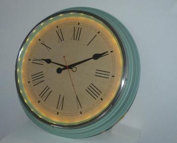 Ikea wandklok BRAVUR, mint groen. Met licht erin. 59 cm. beschikbaar voor biedingen