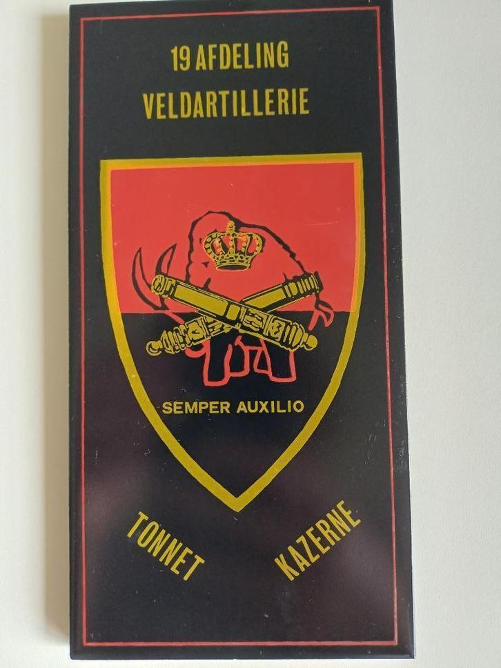 oude tegel 19 Afdeling Veldartillerie, Tonnet Kazerne, Verzamelen, Militaria | Algemeen, Overige soorten, Embleem of Badge, Nederland