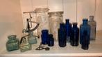 Antieke blauwe apothekersflesjes, weegschaaltjes en potten, Ophalen of Verzenden