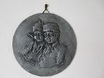 mooi gesigneerd wandbordje klederdracht 15 cm uit tin, Ophalen of Verzenden