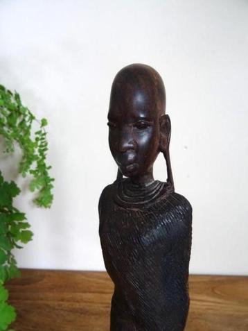 African Art. Sierlijk handgesneden beeldje. 30,5 cm hoog beschikbaar voor biedingen