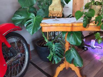 Vintage houten sierlijk  Scandinavisch bijzettafeltje  beschikbaar voor biedingen
