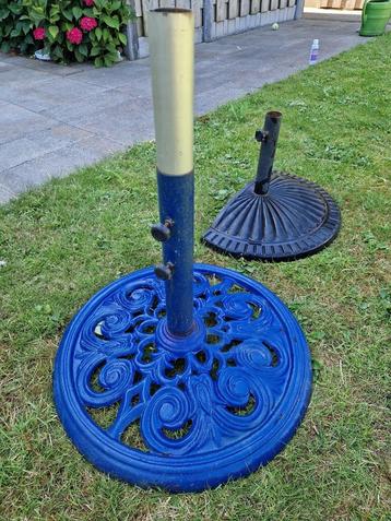 Grote zware gietijzeren blauwe parasolvoet + meer tuin art. beschikbaar voor biedingen