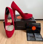 Karen Millen Suède Schoenen Swarovski, Kleding | Dames, Schoenen, Ophalen of Verzenden, Zo goed als nieuw, Rood, Pumps