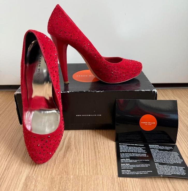 Karen Millen Suède Schoenen Swarovski, Kleding | Dames, Schoenen, Zo goed als nieuw, Pumps, Rood, Ophalen of Verzenden