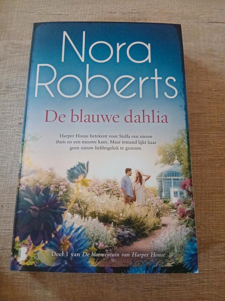 De Blauwe Dahlia - Nora Roberts, Boeken, Chicklit, Zo goed als nieuw, Ophalen of Verzenden