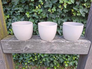 Set van 3 grijze bloempotjes (1x met breuk) beschikbaar voor biedingen