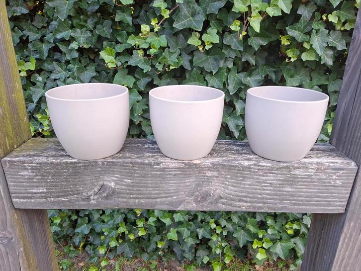 Set van 3 grijze bloempotjes (1x met breuk), Huis en Inrichting, Woonaccessoires | Vazen, Gebruikt, Overige kleuren, Minder dan 50 cm