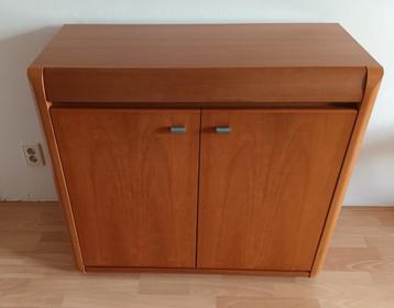 Kersenhouten kast met planken en lade beschikbaar voor biedingen