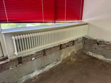 Diverse oude vintage verwarmingsradiatoren.  beschikbaar voor biedingen