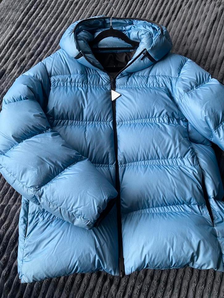 Moncler heren  licht blauwe puffer jas L, Kleding | Heren, Jassen | Winter, Zo goed als nieuw, Maat 52/54 (L), Blauw, Ophalen