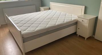 IKEA 180x200 incl lattenbodems, matrassen en nachtkastjes beschikbaar voor biedingen