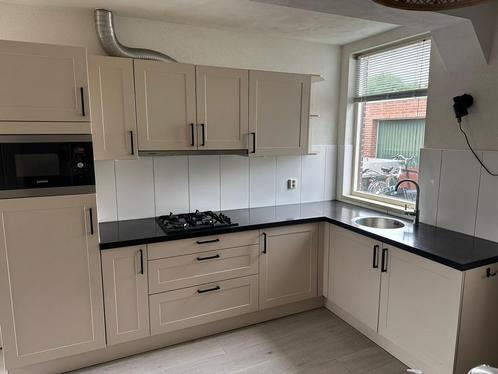 Keuken, zelf demonteren rond 23 augustus, Huis en Inrichting, Keuken | Complete keukens, Gebruikt, Hoekkeuken, Crème, Graniet of Steen