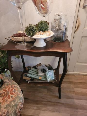 Zeer oude sidetable foto 1 t/m 3 beschikbaar voor biedingen