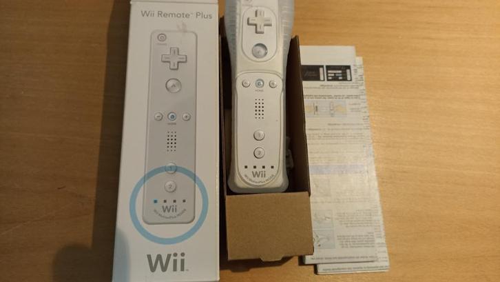 Witte Wii remote/controller plus in doos, Spelcomputers en Games, Spelcomputers | Nintendo Consoles | Accessoires, Zo goed als nieuw