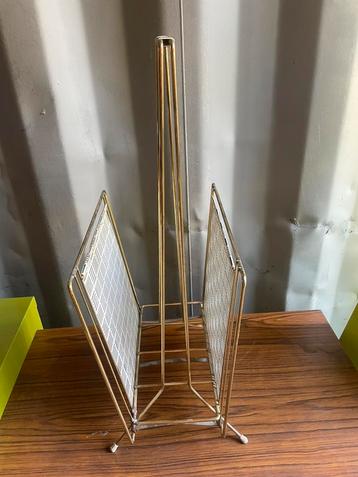 Vintage MCM krantenbak beschikbaar voor biedingen