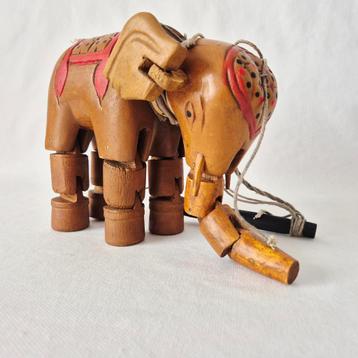 Vintage handgemaakte marionet in de vorm van een olifant beschikbaar voor biedingen
