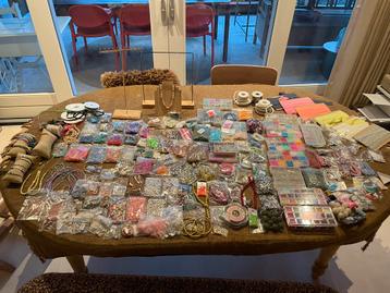 Mega partij kralen en materialen, presentatie, kralenkast beschikbaar voor biedingen