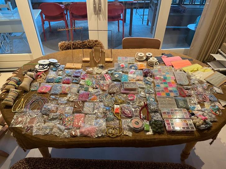 Mega partij kralen en materialen, presentatie, kralenkast, Hobby en Vrije tijd, Kralen en Sieraden maken, Nieuw, Kraal, Ophalen