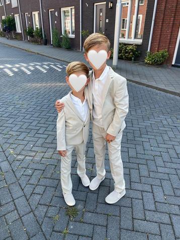 Leuke boys suits (maten 6 en 9 jaar) beige zand beschikbaar voor biedingen