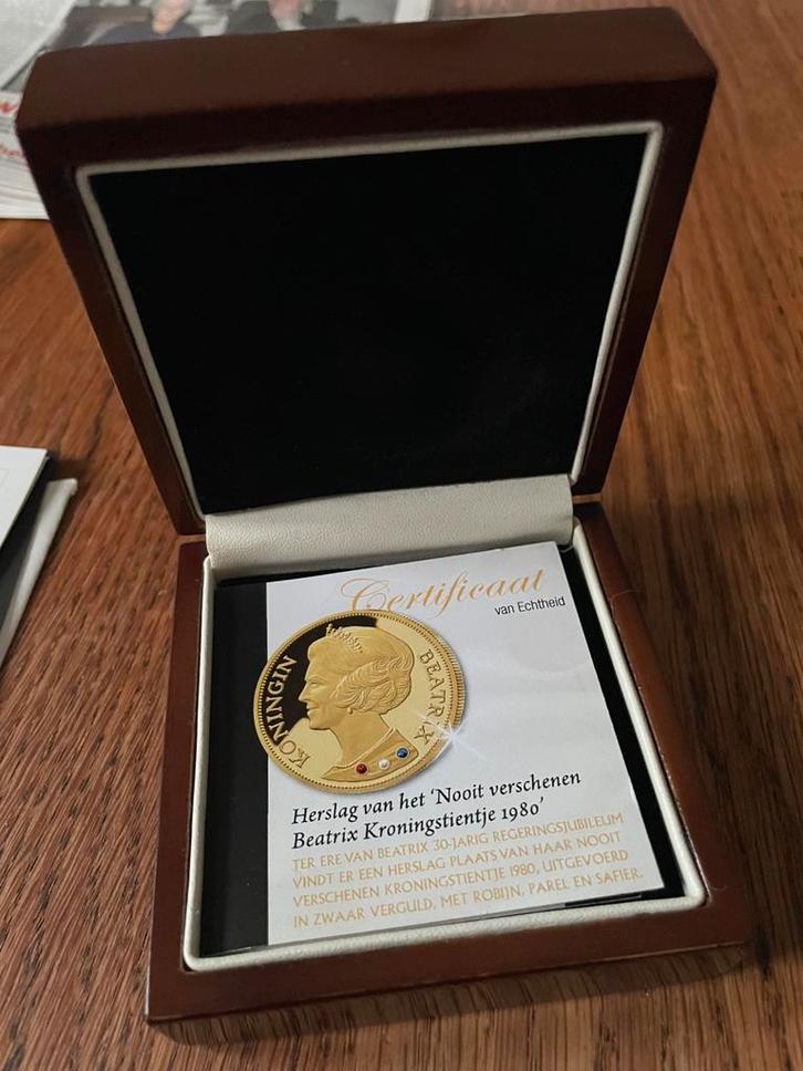 Beatrix kroningstientje zwaar verguld, Postzegels en Munten, Penningen en Medailles, Overige materialen, Ophalen of Verzenden