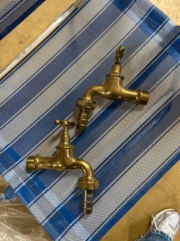 Twee vintage koperen kranen beschikbaar voor biedingen