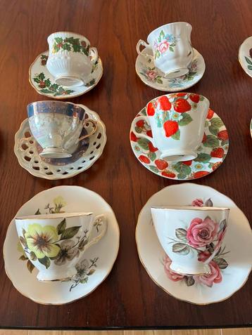 Vintage theekopjes en schoteltjes. beschikbaar voor biedingen