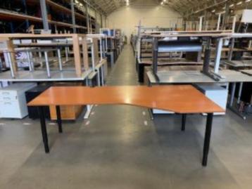 Hoekbureau met knop  220x110/80xH62-82 cm, 38 stuks beschikbaar voor biedingen