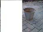 Oude zinken emmer.   In de emmer zit cement aan de zijk, Tuin en Terras, Gebruikt, Minder dan 30 cm, Rond, Ophalen of Verzenden