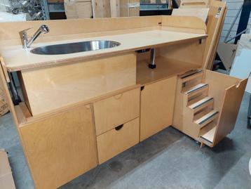 Grote Kids-F KDV commode met babybad-gootsteen en trap  beschikbaar voor biedingen