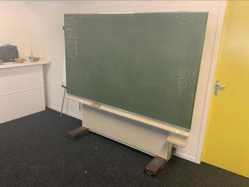 Klassiek in hoogte verstelbaar (krijt)schoolbord verrijdbaar beschikbaar voor biedingen