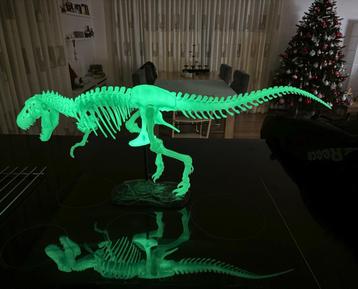 T-Rex Dino 'glow in the dark' 90cm lang / 37cm hoog beschikbaar voor biedingen