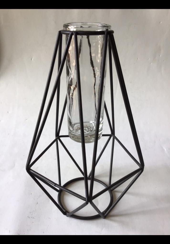 Klein industrieel glazen vaasje. Zwart metalen frame + vaas., Huis en Inrichting, Woonaccessoires | Vazen, Overige kleuren, Minder dan 50 cm