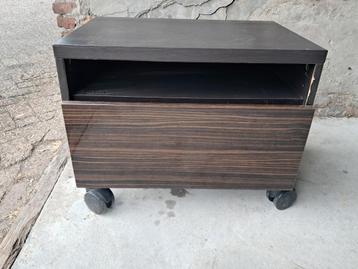 Nachtkastje / Bijzettafel op wieltjes