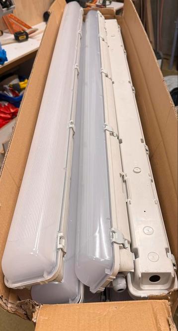 Led armaturen 6 stuks van HBI lighting met noodverlichting beschikbaar voor biedingen