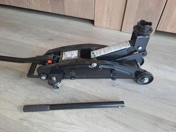 auto krik  /  garage krik beschikbaar voor biedingen