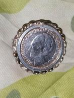 Wilhelmina stil verzet broche 1941, Ophalen of Verzenden, Overige soorten, Nederland, Embleem of Badge