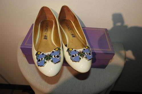 Versace X H&M instappers lak leer kleur vlinder bovenkant 38, Kleding | Dames, Schoenen, Zo goed als nieuw, Instappers, Overige kleuren