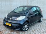 Zwarte Peugeot 107 1.0 12V 2011 68PK / Airco / APK / Nap!, Voorwielaandrijving, Stof, 4 stoelen, Origineel Nederlands
