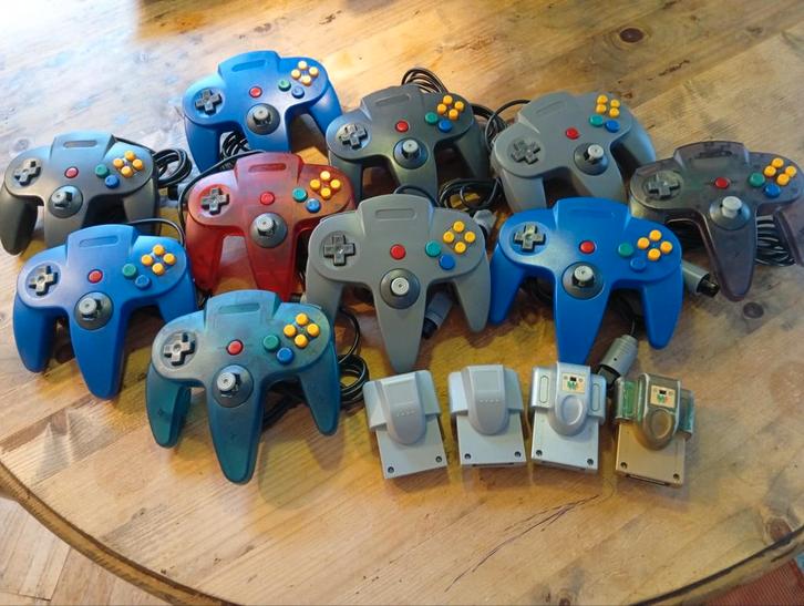 10 Nintendo 64 3rd Party Controllers en 4 Rumble Packs, Spelcomputers en Games, Spelcomputers | Nintendo 64, Zo goed als nieuw