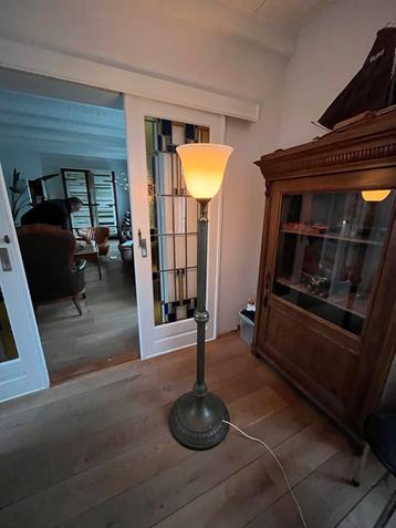 Antieke Sierlijke Staande Lamp beschikbaar voor biedingen