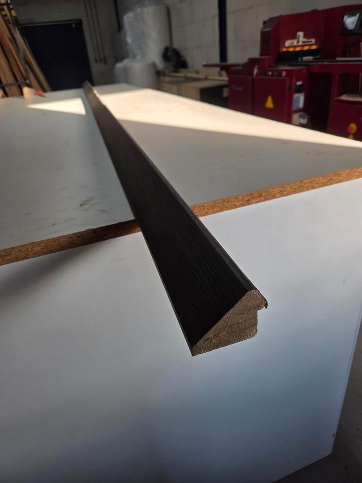 Red Cedar Latten - Zwart Gespoten - 305cm, Doe-het-zelf en Verbouw, Plinten en Afwerking, Nieuw, Lijsten, Overige materialen, 250 cm of meer