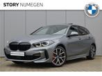 BMW 1-serie 118i High Executive M Sport Automaat / Panoramad, Auto's, BMW, Te koop, Zilver of Grijs, Benzine, Hatchback