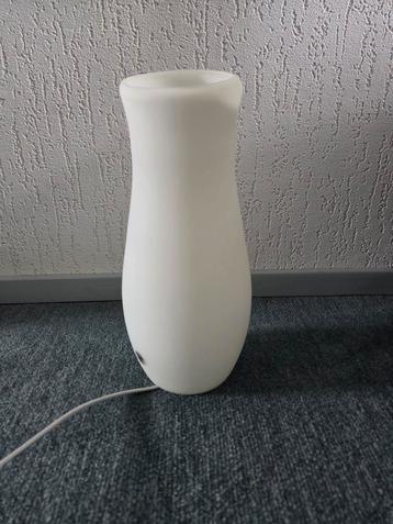 Tafel lamp beschikbaar voor biedingen