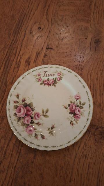 Gebaksbordje Royal Albert maand Juni beschikbaar voor biedingen