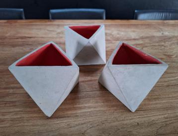 3st driehoekige betonnen kubistische bloem potjes betongrijs beschikbaar voor biedingen