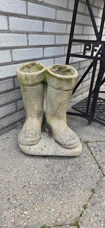 Betonnen Laarzen Tuinbeeld beschikbaar voor biedingen