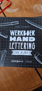 Karin Luttenberg - Werkboek handlettering doe je zo!, Boeken, Ophalen of Verzenden, Zo goed als nieuw, Karin Luttenberg