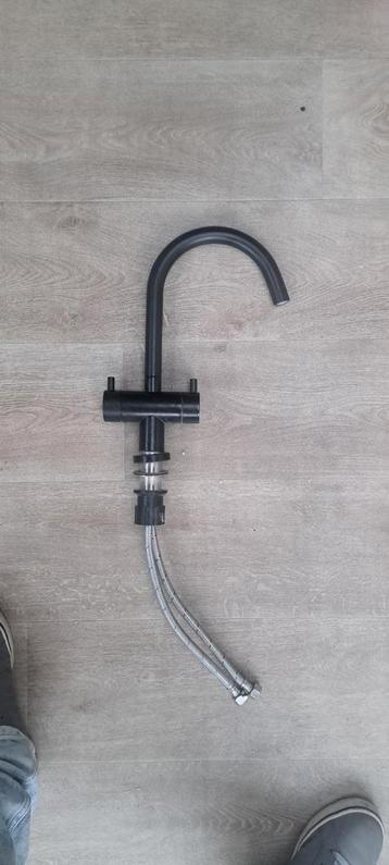 Zwarte kraan beschikbaar voor biedingen